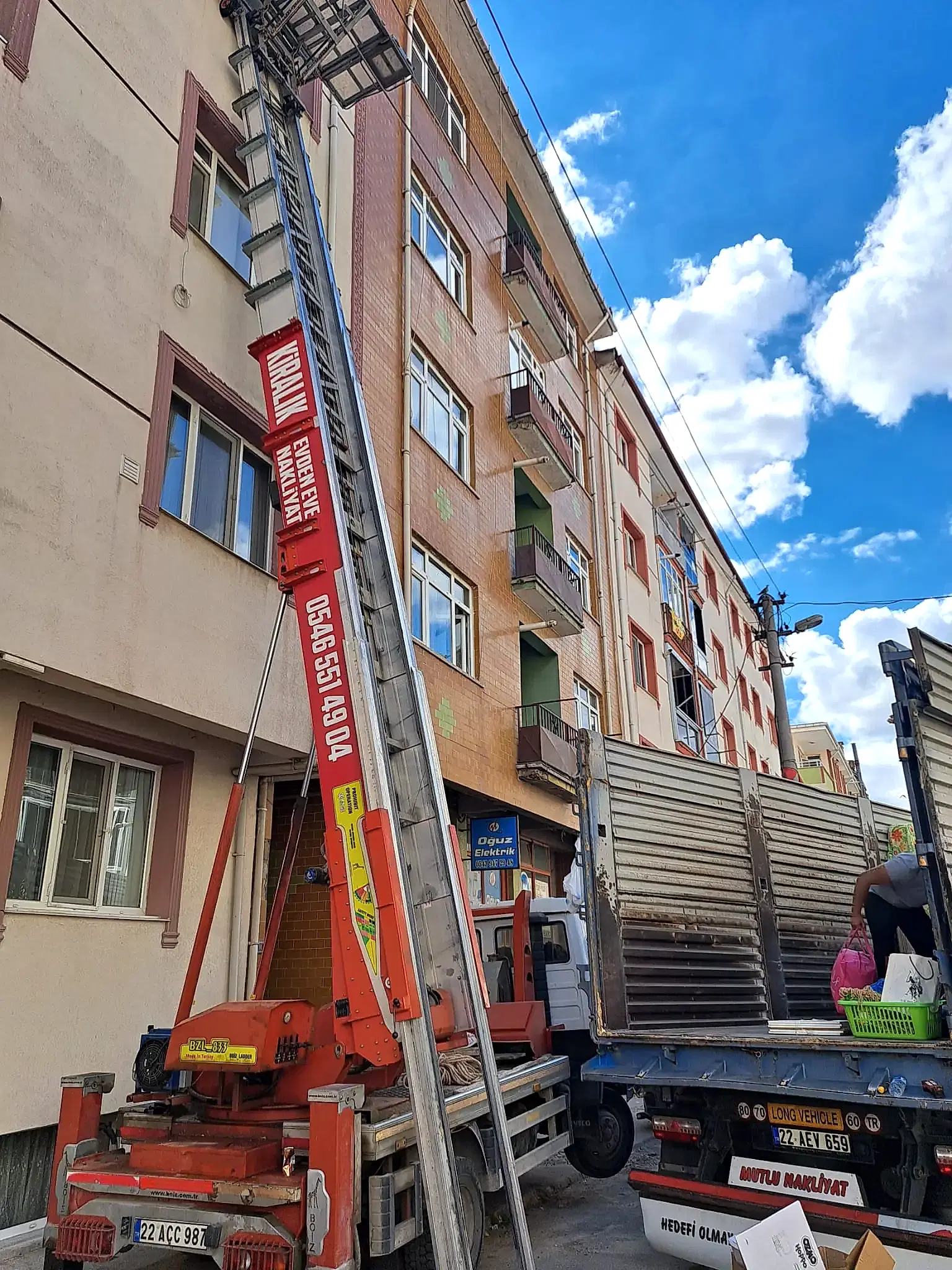 Edirne Şehir İçi Taşımacılık Fiyatları Edirne şehir içi taşımacılık hizmeti veren asansörlü nakliyat aracı